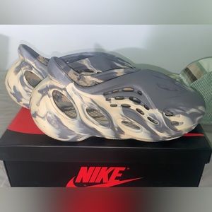 Yeezy Foam Runner “Moon Gray”